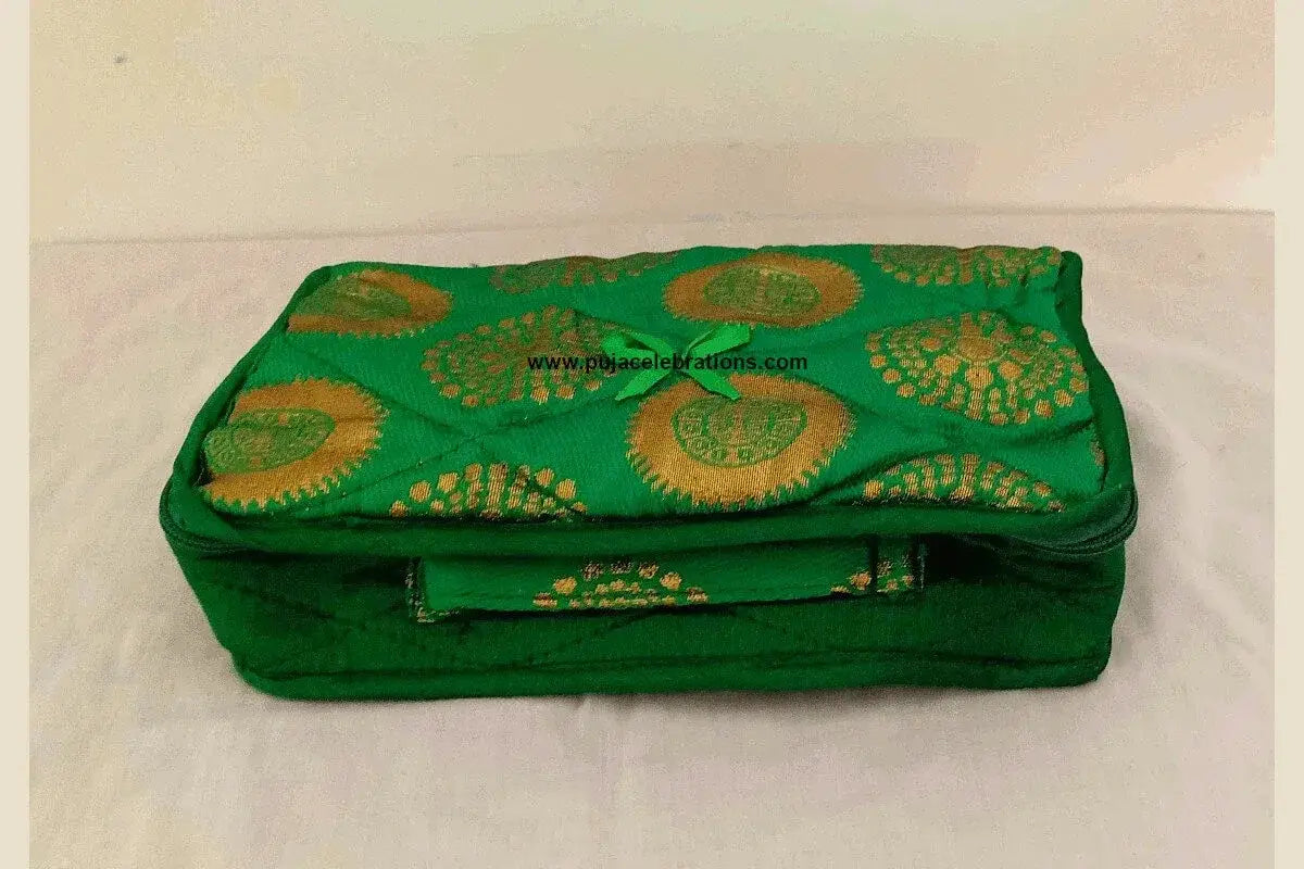 High-quality-fabric-texture-of-jewelry-pouch