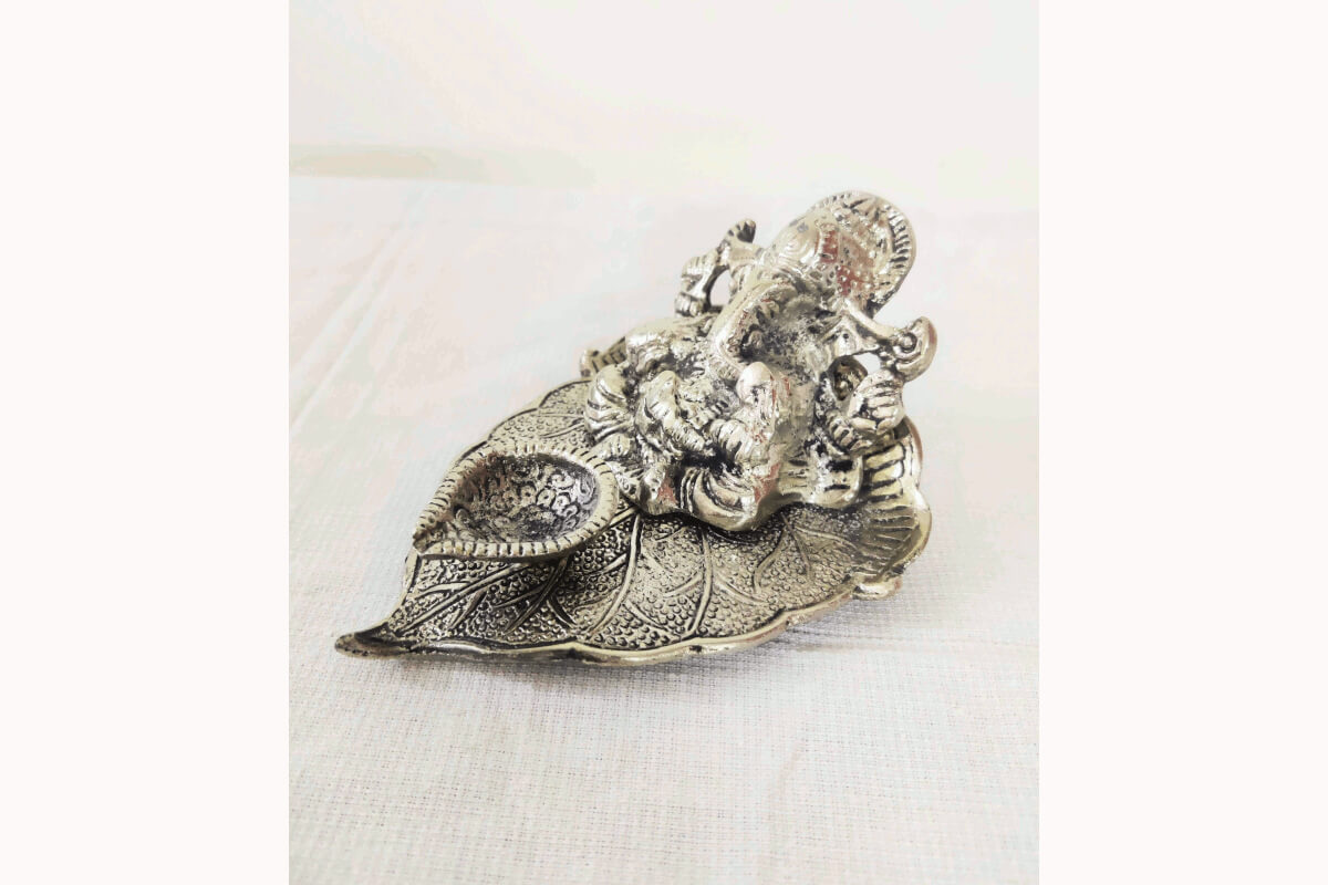 Side Pic of Paan Ganesha Diya Silver
