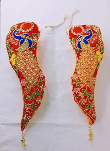 Readymade satin Vagamaalai Thomala draped beautifully over the shoulders of a decorated Varalakshmi Amman doll