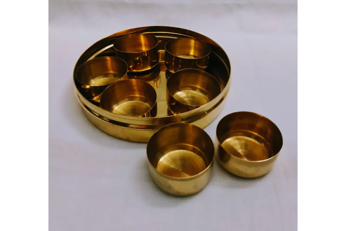 ide profile view showing snug lid fit and seamless edge joint of brass spice container