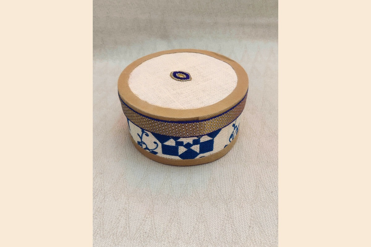 Decorative jute gift box featuring a star-shaped pattern on the lid.