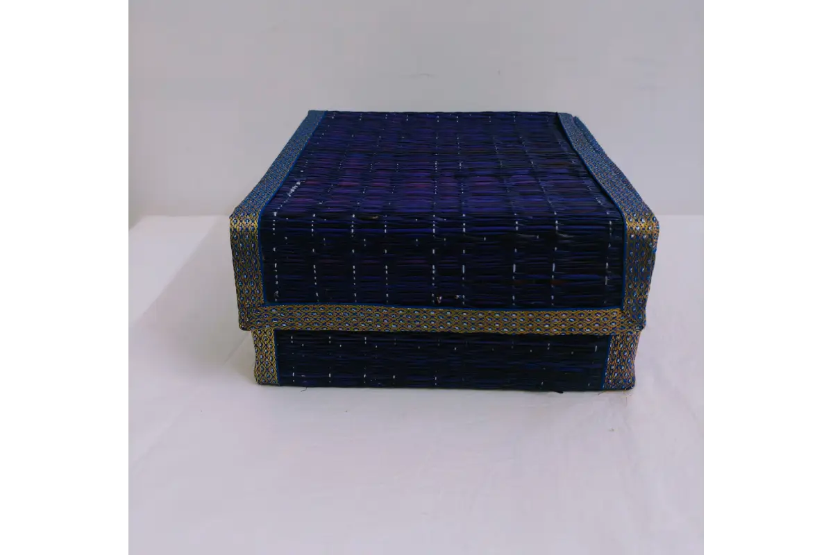 Demonstration of unfolding and setting up the collapsible Korai grass gift box
