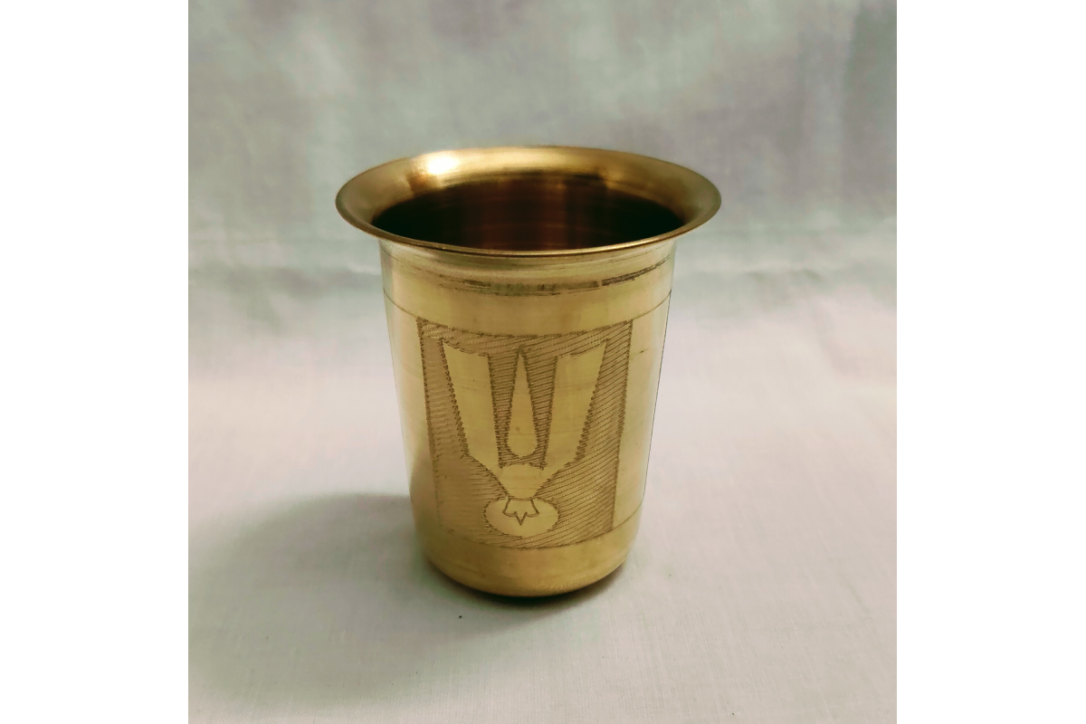 Detail view of smooth drinking rim and sturdy solid base of Shanku Chakra Namam glass